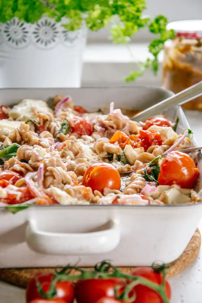 Nahaufnahme von veganer Baked Feto Pasta im 45-Grad-Winkel in der Auflaufform