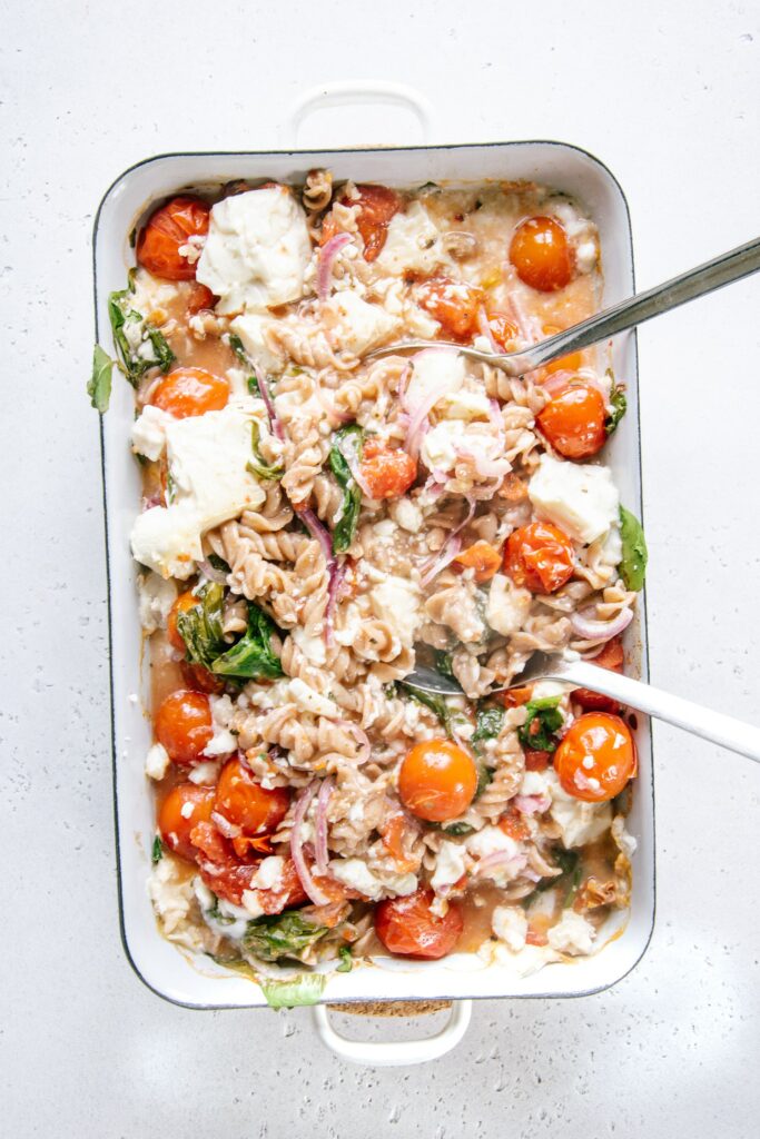 Vegane Baked Feto Pasta durchgeschmischt in der Auflaufform. Aufnahme von oben.