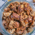 Nuss-Granola aus Einfach gesund frühstücken in einem Glas von oben fotografiert