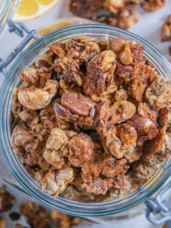 Nuss-Granola aus Einfach gesund frühstücken in einem Glas von oben fotografiert