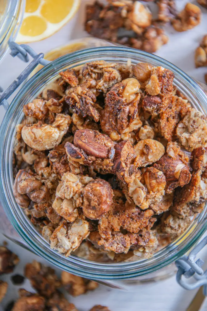 Nuss-Granola aus Einfach gesund frühstücken in einem Glas von oben fotografiert