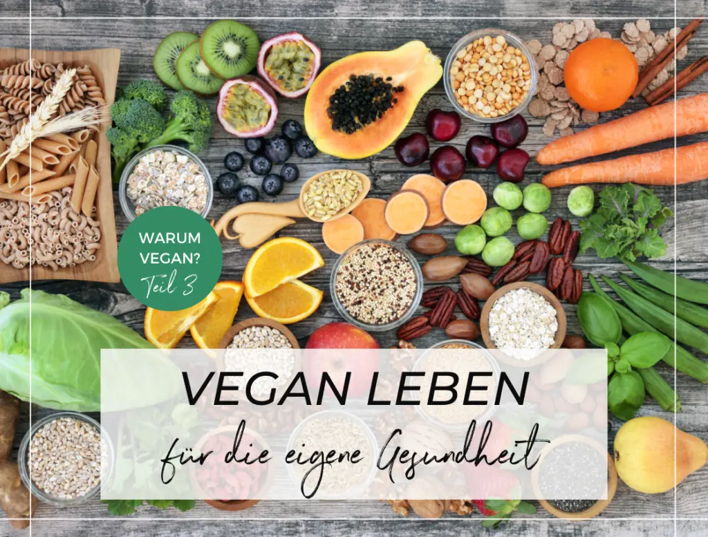 Gemüse, Vollkorngetreide, Obst und Hülsenfrüchte aus der Vogelperspektive auf einem rustikalen Holzuntergrund aufgenommen. Aufschrift: "Vegan leben für die eigene Gesundheit"