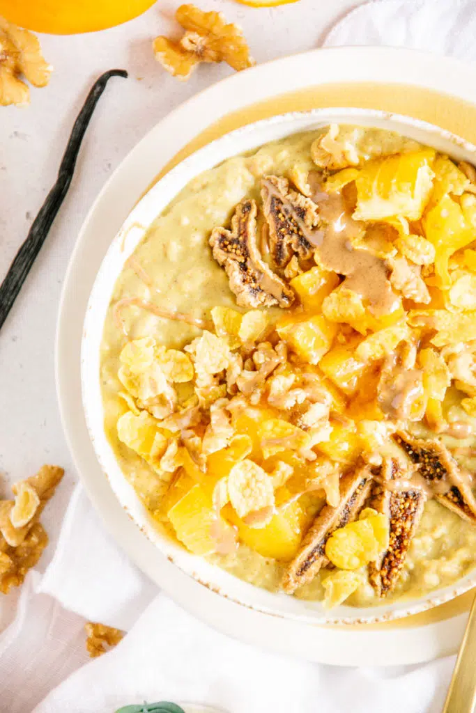 Nahaufnahme aus der Vogelperspektive von Orangen-Vanille Protein-Porridge. Bild rechts angeschnitten.