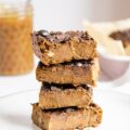Nahaufnahme von einem Stapel vegane und zuckerfreie Protein-Brownies in Frontalansicht