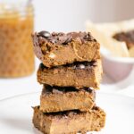 Nahaufnahme von einem Stapel vegane und zuckerfreie Protein-Brownies in Frontalansicht