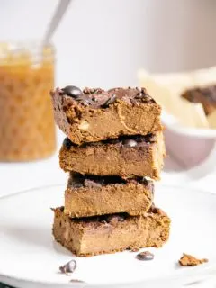 Nahaufnahme von einem Stapel vegane und zuckerfreie Protein-Brownies in Frontalansicht