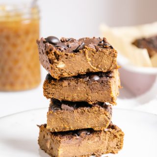 Nahaufnahme von einem Stapel vegane und zuckerfreie Protein-Brownies in Frontalansicht