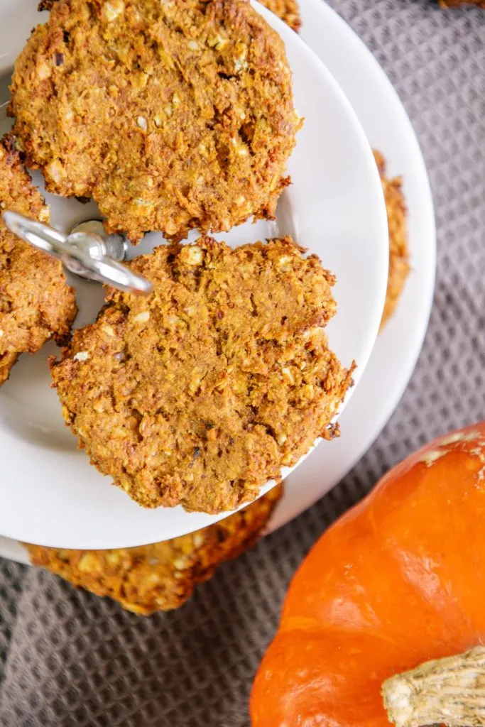 Nahaufnahme von einem gesunden veganen Kürbis-Cookie auf einem kleinen Etagère