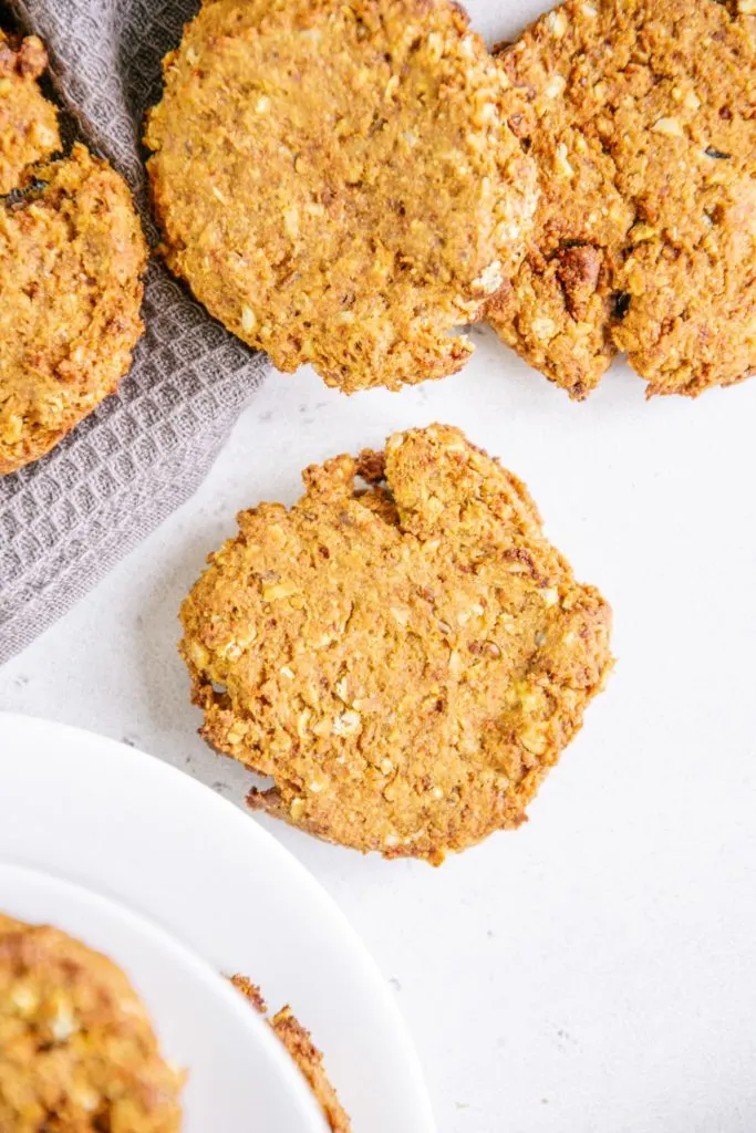 Nahaufnahme von einem gesunden veganen Kürbis-Cookie auf hellem Untergrund