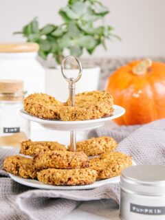 Kleines Etagère mit gesunden veganen Kürbis-Cookies darauf