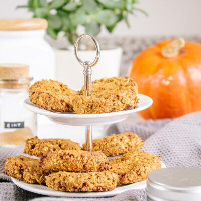 Kleines Etagère mit gesunden veganen Kürbis-Cookies darauf