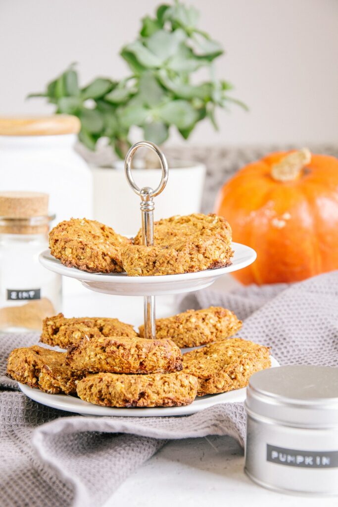 Kleines Etagère mit gesunden veganen Kürbis-Cookies darauf