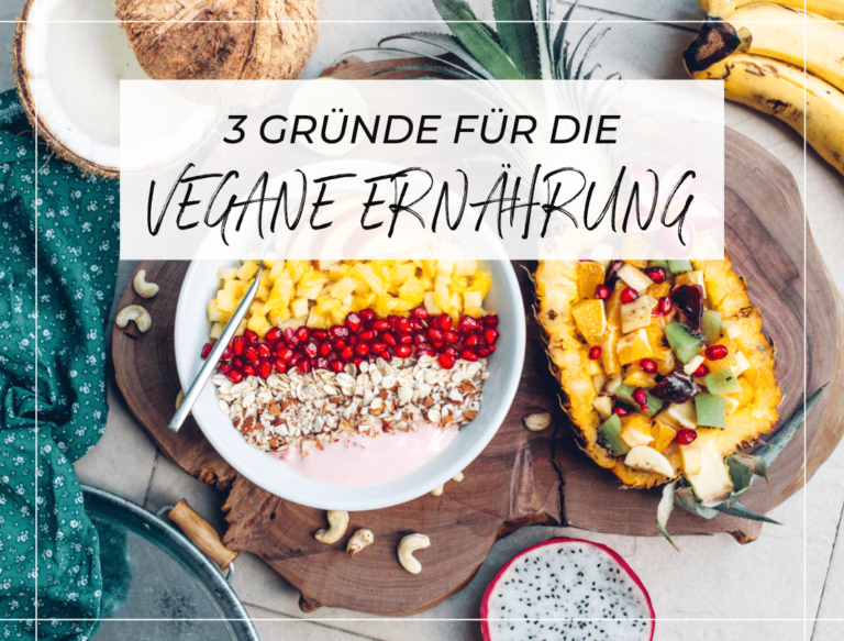 Müsli Bowl mit gefüllter Ananas auf einem dunklen Holzbrett, verziert mit Kokosnuss, Bananen und Passionsfrucht. Aufschrift: 3 Gründe für die vegane Ernährung
