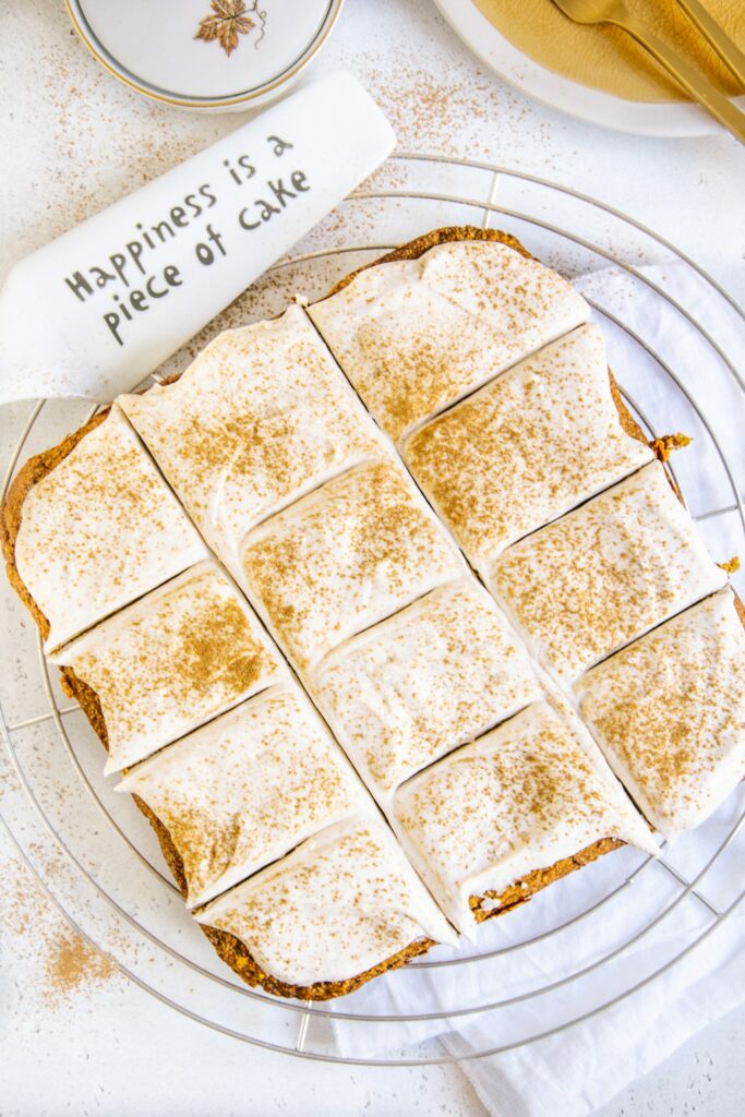 Veganer zuckerfreier Kürbiskuchen in Stücke geschnitten auf einem Kuchengitter aus der Vogelperspektive fotografiert.
