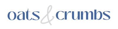 Logo von Oats and Crumbs. Wörter in blau. &-Zeichen in grau.