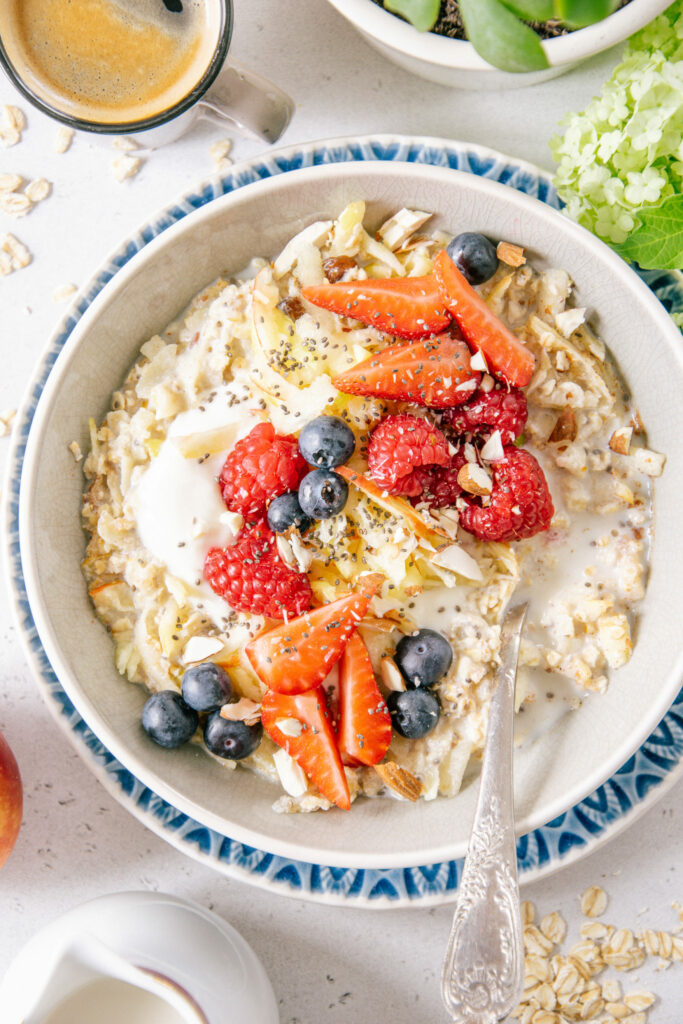 Gesundes warmes Bircher Müsli garniert mit Beeren