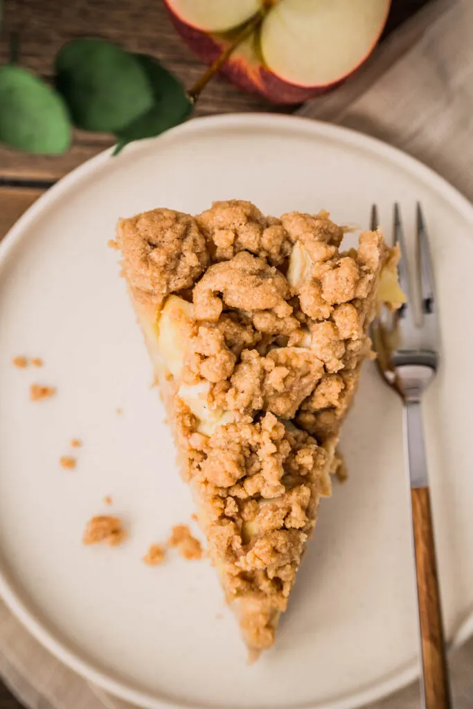 Nahaufnahme von einem Stück Apfel Streuselkuchen von oben