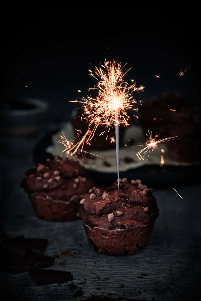 Schoko-Muffin mit Wunderkerze
