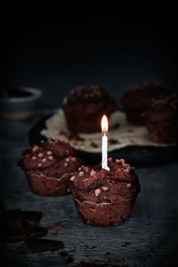 Schoko-Muffin mit brennender Geburtstagskerze