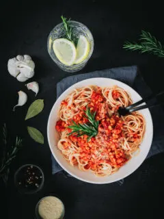 Spaghetti mit einfacher gesunder Linsen-Bolognese