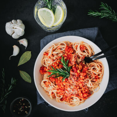 Spaghetti mit einfacher gesunder Linsen-Bolognese