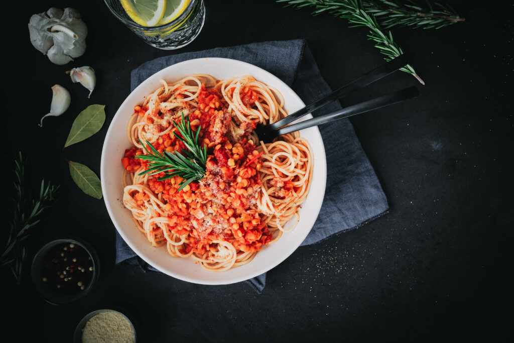 Teller mit Dinkel-Spaghetti und Linsenbolognese