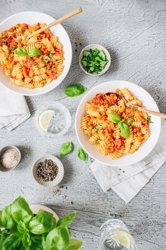 Zwei Teller Pasta mit gesundem Gemüsesugo