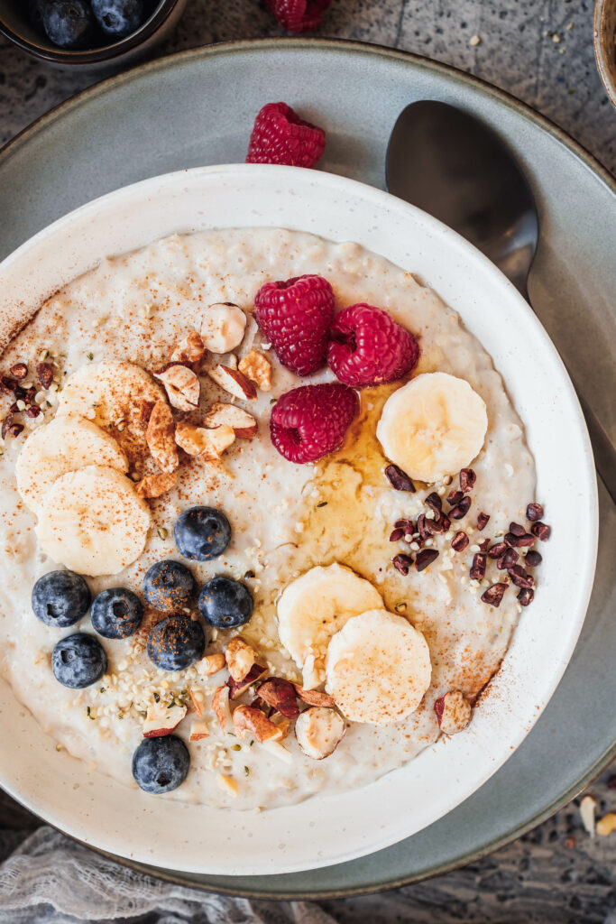 Eine Schüssel Porridge mit vielen Toppings