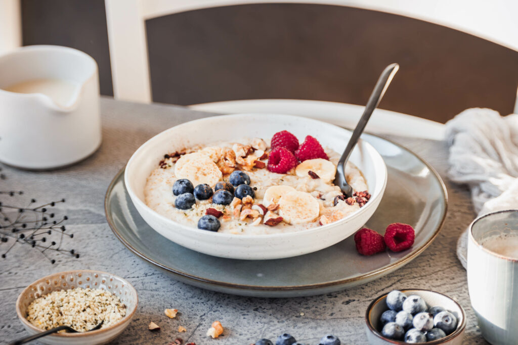 Porridge mit Früchten und Nüssen – das beste gesunde Frühstück