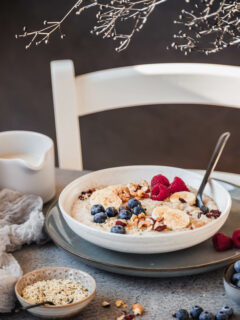 Eine Schüssel Porridge am Frühstückstisch