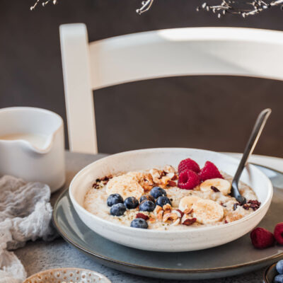 Eine Schüssel Porridge am Frühstückstisch