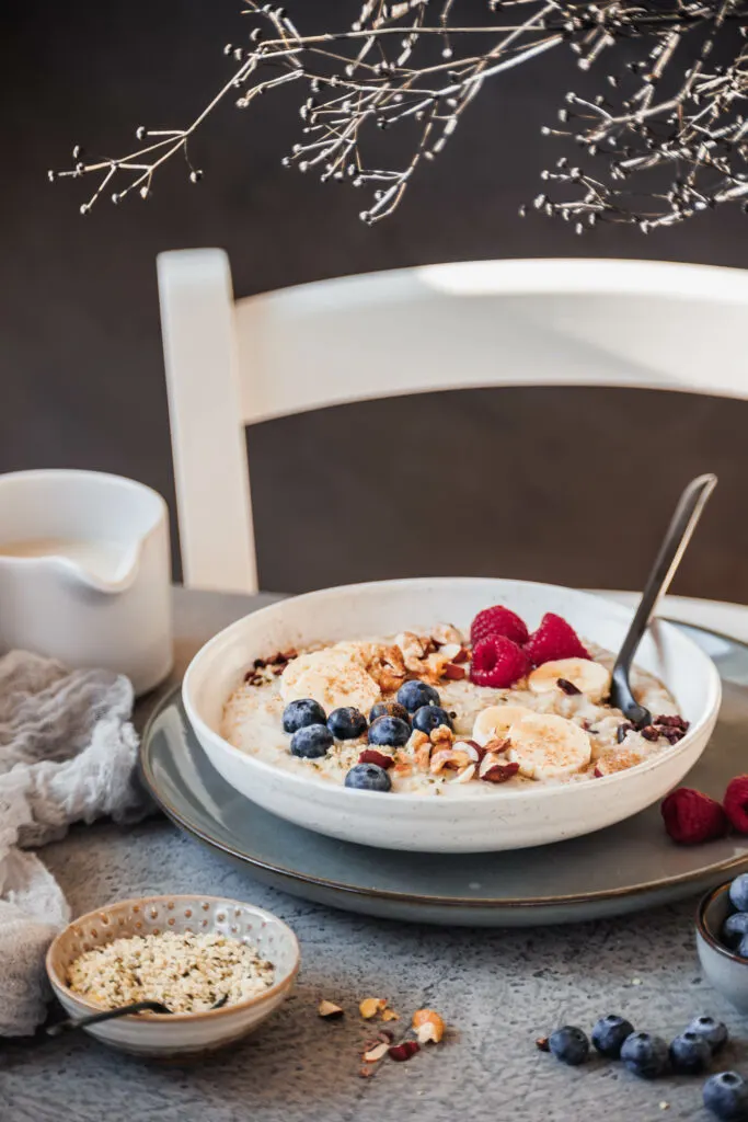 Eine Schüssel Porridge am Frühstückstisch