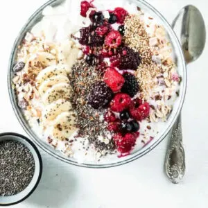 Proteinreiche Beeren-Müsli-Bowl