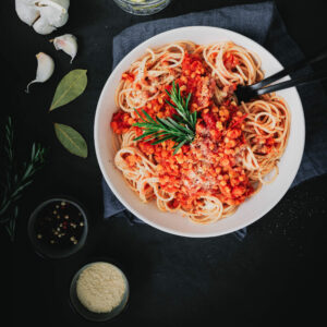 Dinkel-Spaghetti mit roter Linsen-Bolognese