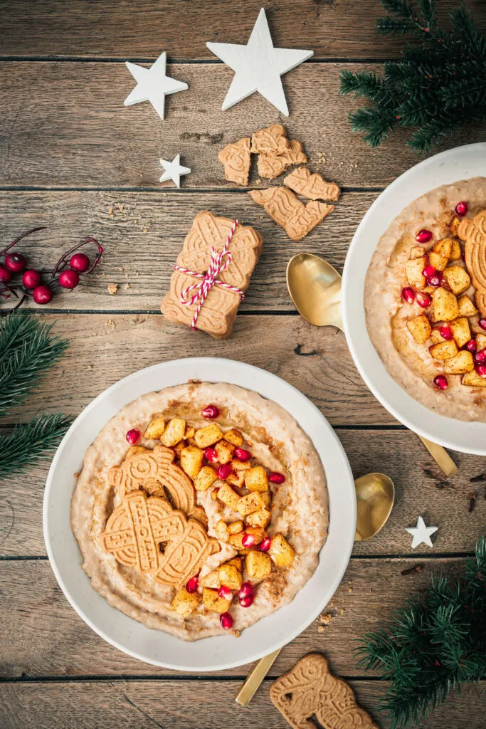 Zwei Schüssel Spekulatius-Porridge mit Bratapfel