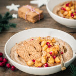 Eine Schüssel Spekulatius-Porridge auf Holzuntergrund