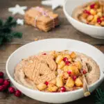 Eine Schüssel Spekulatius-Porridge auf Holzuntergrund