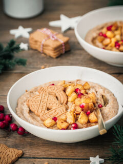 Eine Schüssel Spekulatius-Porridge auf Holzuntergrund