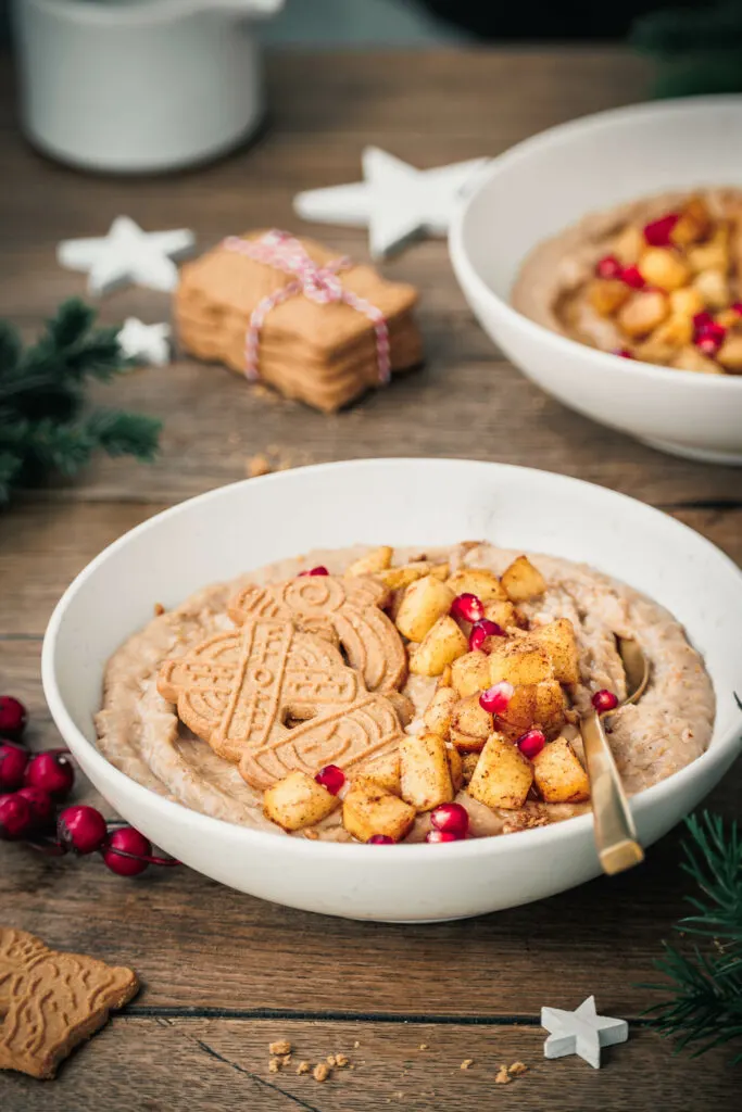 Eine Schüssel Spekulatius-Porridge auf Holzuntergrund