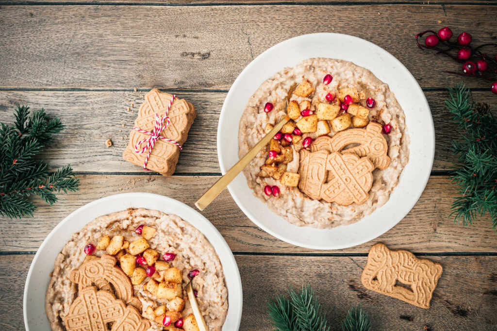 Zwei Schüsseln veganer Spekulatius-Porridge