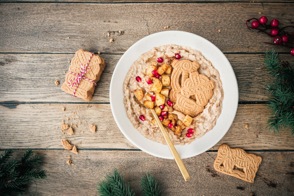 Gesunder veganer Spekulatius-Porridge mit Bratapfel