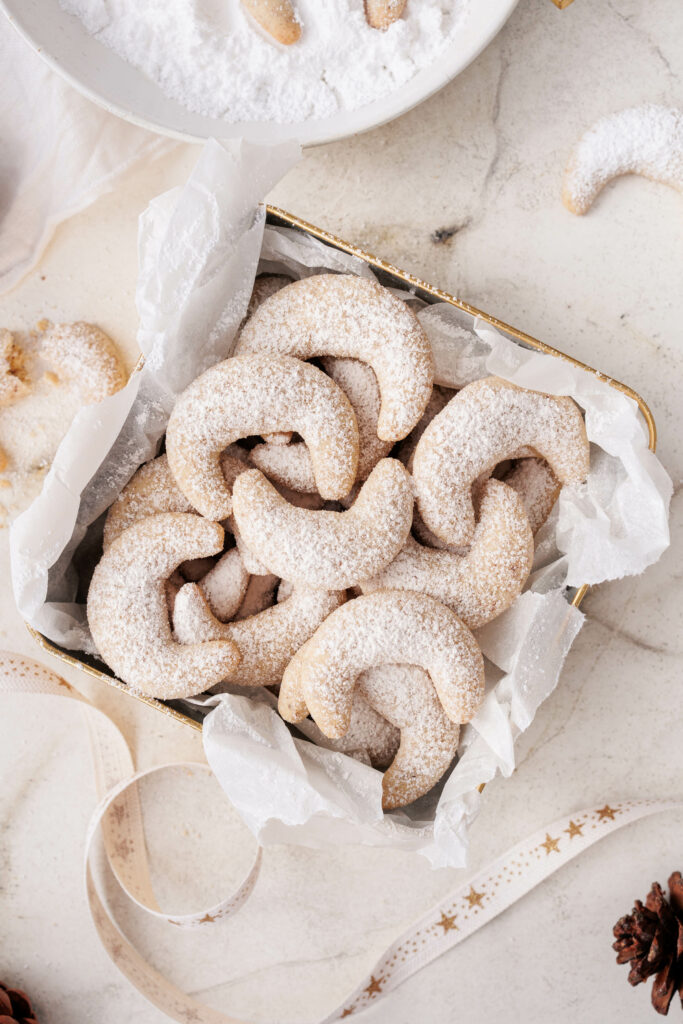 Vegane Vanillekipferl in einer goldenen Keksdose