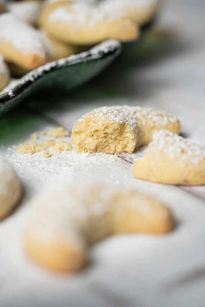 Close-Up vom zarten, m&uuml;rben Inneren eines Vanillekipferls.