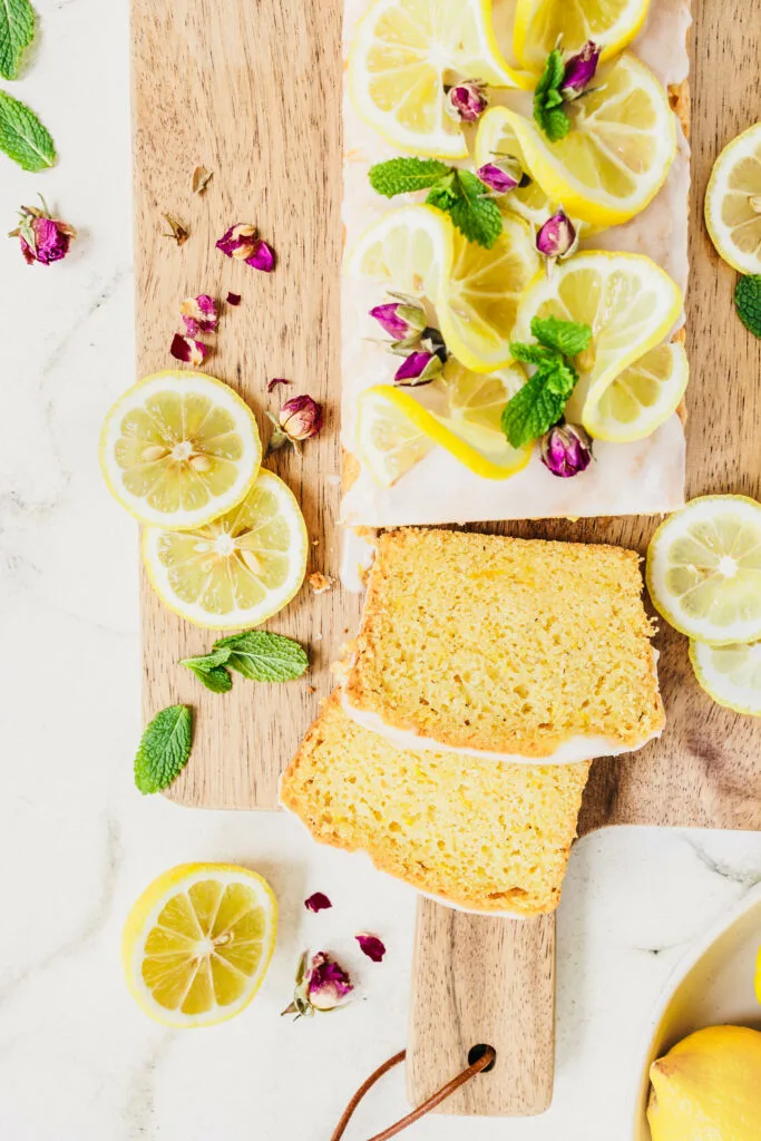 Veganer Zitronenkuchen mit Zuckerglasur und Zitronenscheiben-Deko
