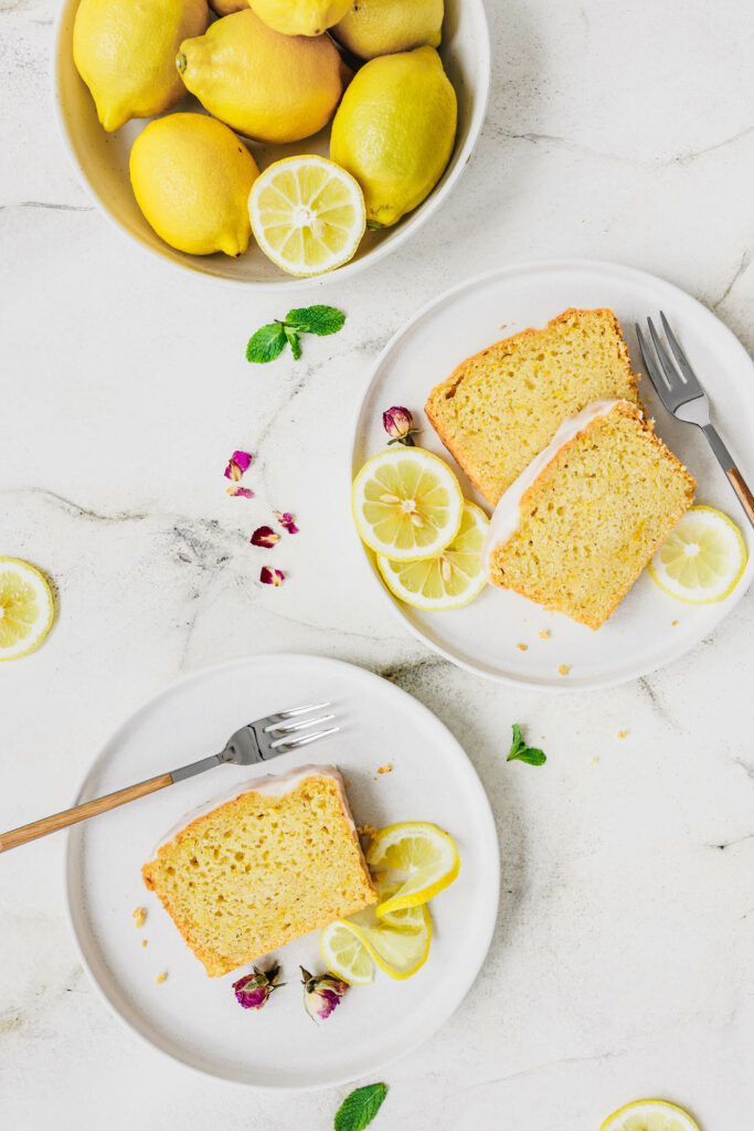 Zwei Teller mit Kuchenstücken von veganem Zitronenkuchen