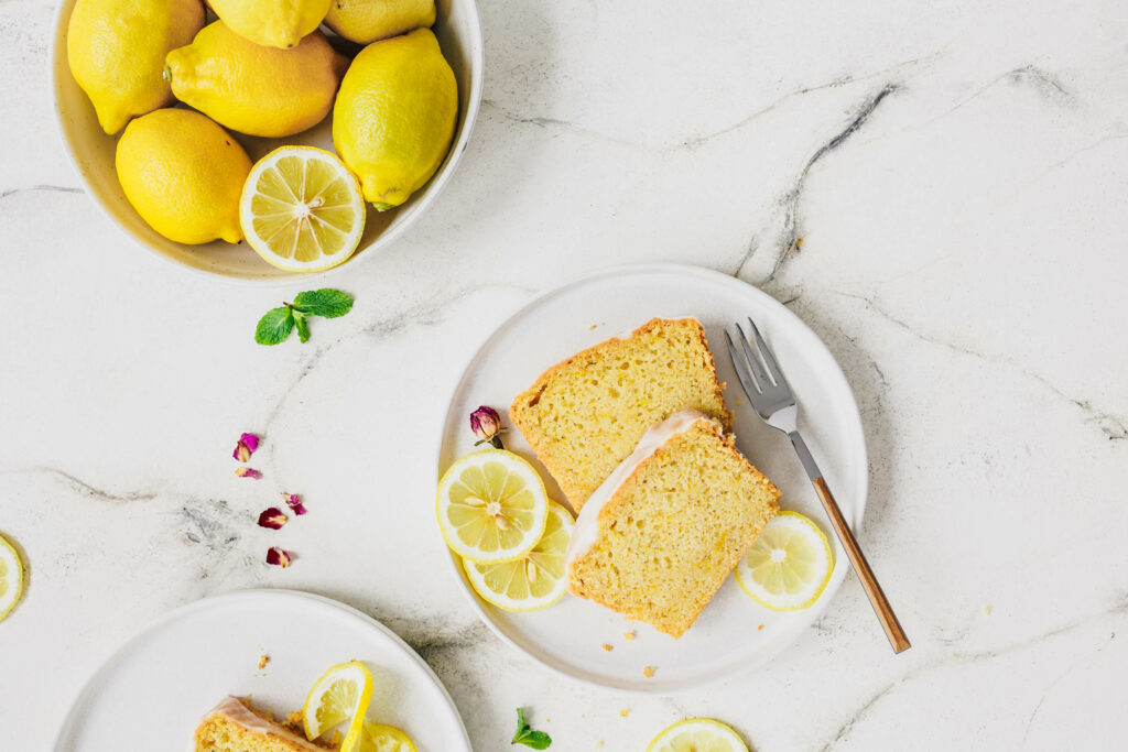 Zwei Stücke veganer Zitronenkuchen auf einem weißen Teller