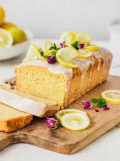 Saftiger veganer Zitronenkuchen mit Zuckerguss