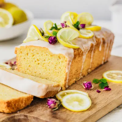 Saftiger veganer Zitronenkuchen mit Zuckerguss