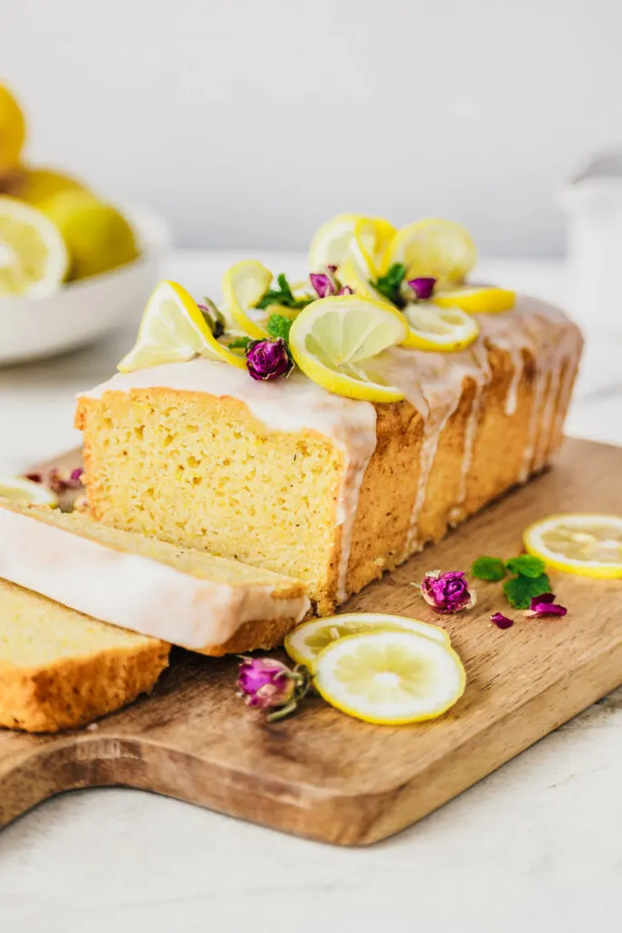 Saftiger veganer Zitronenkuchen mit Zuckerguss