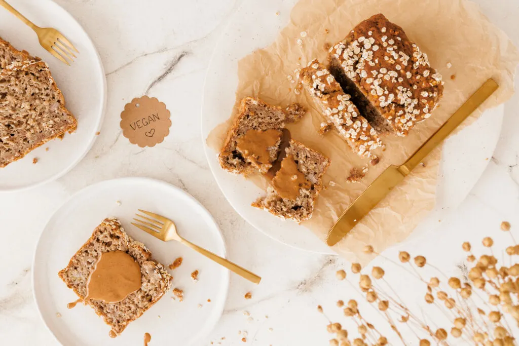 Bananenbrot mit Haferflocken und Mandelmus